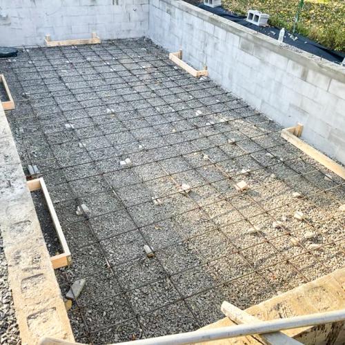 Below grade jaccuzi pit with drainage and frostproofing