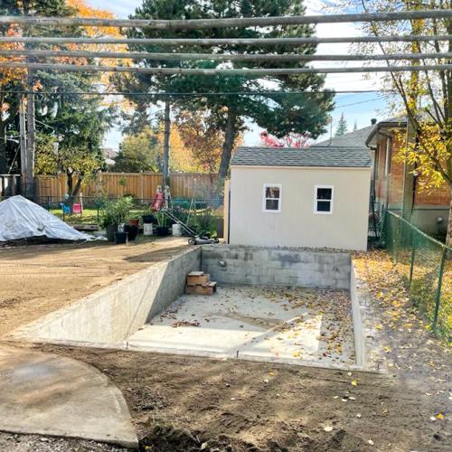 Below grade jaccuzi pit with drainage and frostproofing